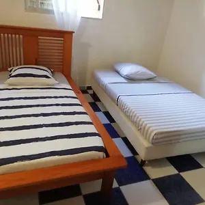  Hébergement de vacances La Petite Maison, Spacieuse, Avec Jardin / Parking